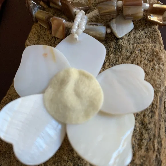 Mother of Pearl Shell Floral Island Necklace Jewelry Flower Tropical Vacation - Picture 9 of 10